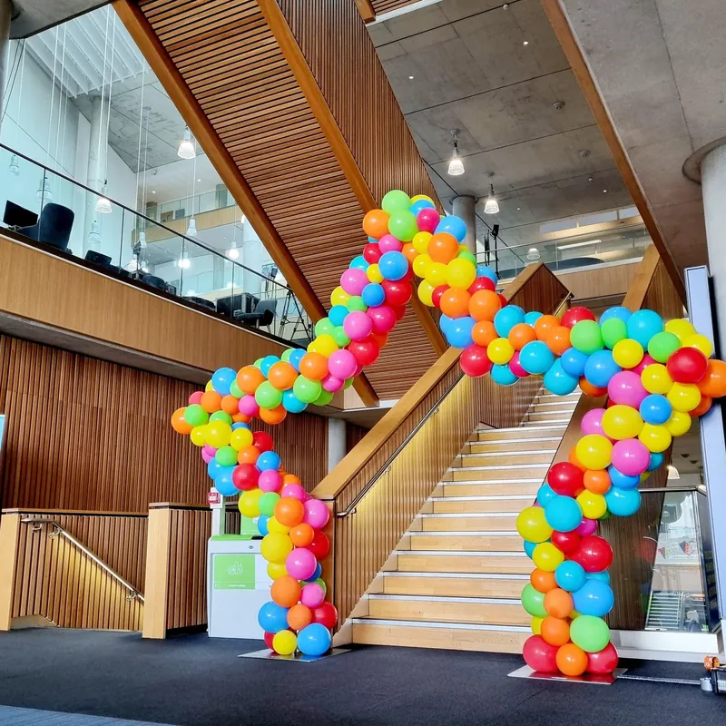 Huge star-shaped balloon arch